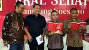 Ketua DPR RI Bambang Soesatyo (dua kiri) saat meluncurkan bukunya yang berjudul 'Akal Sehat' bersama Staf Khusus Dewan Pengarah BPIP Romo Benny Susetyo (kanan) dan cendekiawan muda Yudi Latief (dua kanan) di Posko Bamsoet, Menteng, Jakarta, Rabu (28/8/2019). (Liputan6.com/JohanTallo)