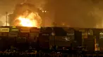 Kepulan asap terlihat akibat ledakan dari wadah bahan kimia di Pelabuhan Santos, Brasil, Kamis (14/1). Localfrio, perusahaan pemilik gudang tersebut, menyatakan bahwa sejumlah kontainer penuh asam klorida dan zat suci hama. (REUTERS/Paulo Whitaker)
