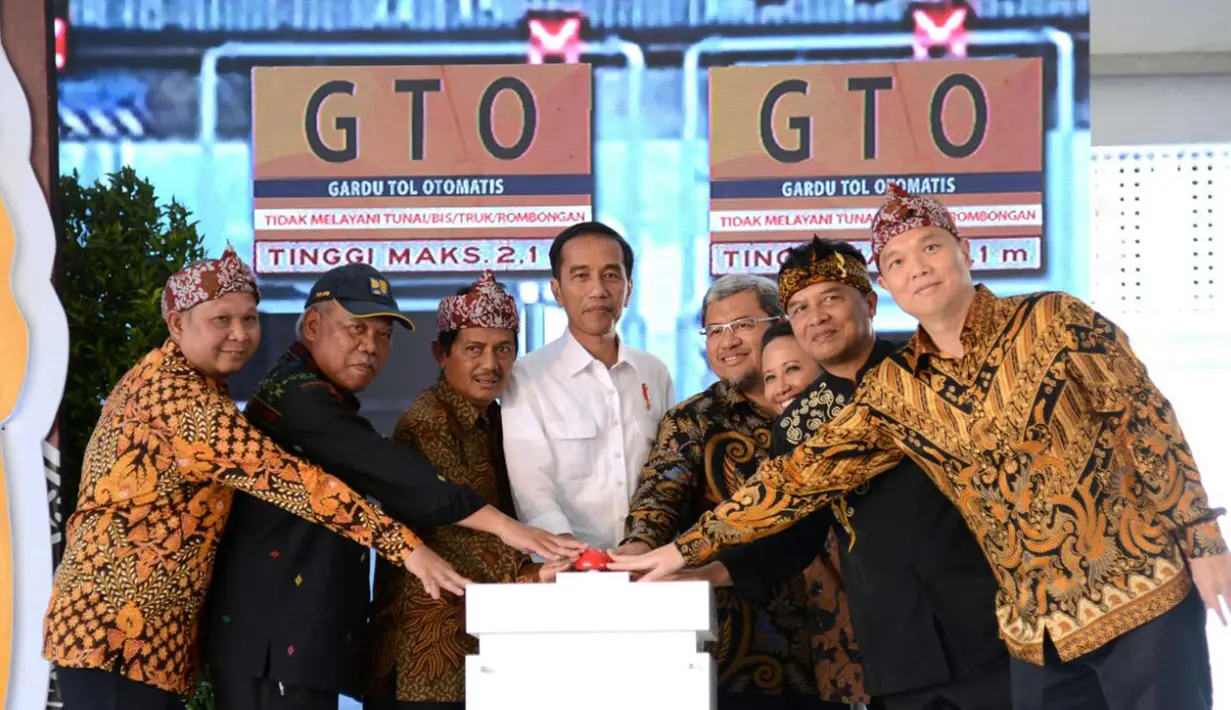 Presiden Joko Widodo (keempat kiri) bersama Menteri PUPR, Basuki Hadimuljo (kedua kiri), Gubernur Jabar, Ahmad Heryawan (kelima kiri) menekan tombol diresmikannya tol Soroja di Kab Bandung, Senin (4/12). (Liputan6.com/Biro Pers Kepresidenan)