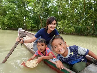 Jodilee Warwick, presenter acara petualang yang gaya penampilannya saat berpetualang sangat menarik untuk dilihat. Termasuk saat ia melakukan interaksi dengan bocah-bocah lokal di sana. Keseruan tampak nyata dari foto Jodilee dengan para bocah. (Liputan6.com/IG/@jodileewarwick)