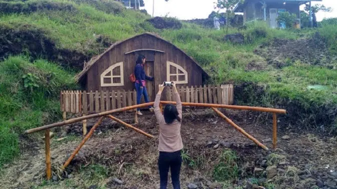 Pengunjung di Kampung Hobbit Kuningan (Liputan6.com / Panji Prayitno)