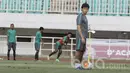 Pelatih Timnas Indonesia U-22, Luis Milla, memimpin latihan jelang pertandingan uji coba kontra Myanmar. Laga tersebut akan menjadi debut bagi sang pelatih baru Timnas Indonesia U-22. (Bola.com/M iqbal Ichsan)