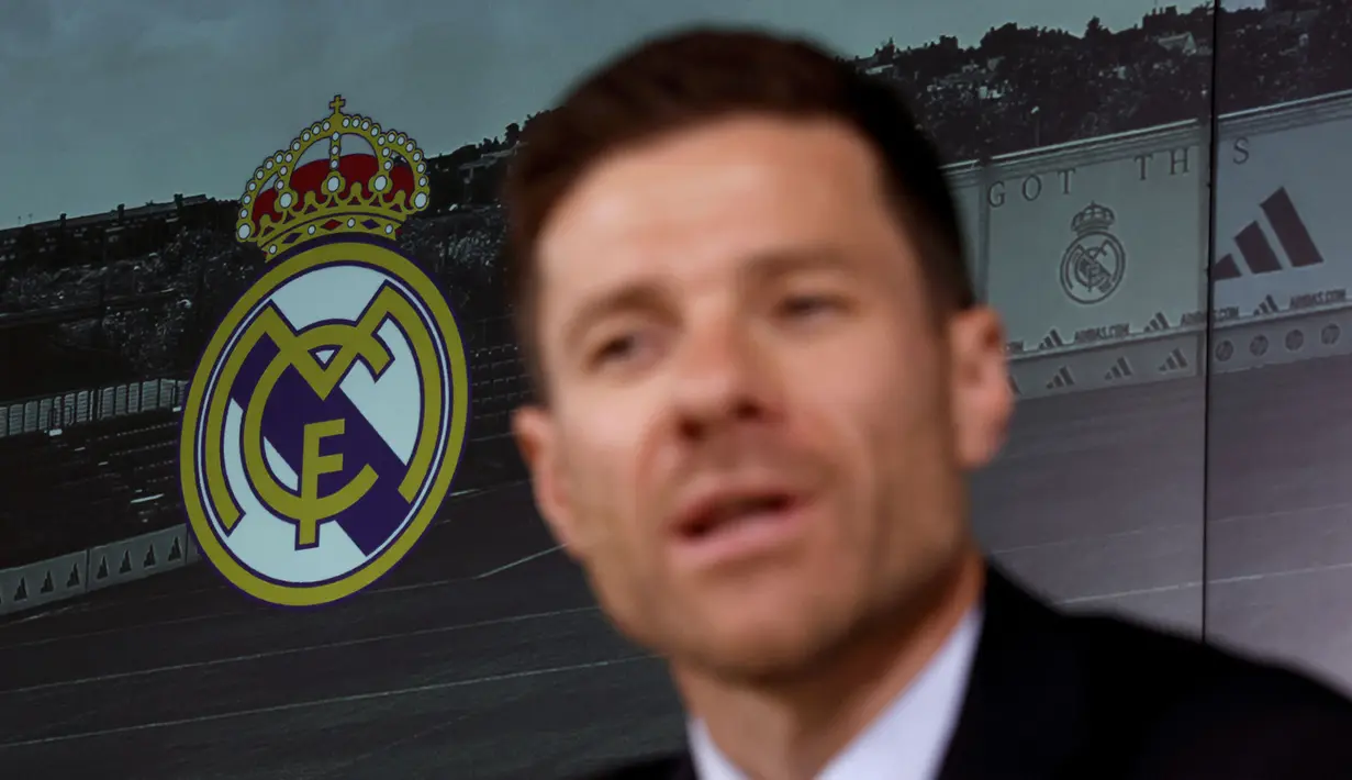 Xabi Alonso memberikan keterangan di depan media dalam konferensi pers perkenalan pelatih baru Real Madrid yang berlangsung di Real Madrid Sports City, Valdebebas, Spanyol, Senin (26/05/2025) waktu setempat. (AFP/Thomas Coex)