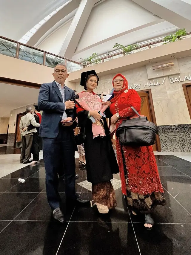 7 Potret Wisuda S2 Masayu Clara yang Raih Gelar Master Kenotariatan