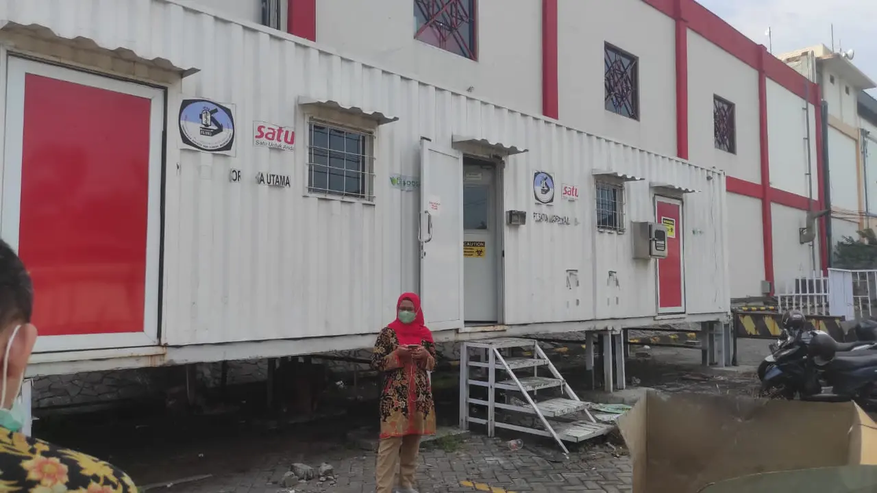 Lab PCR Kontainer dari Golkar Jatim untuk Unusa Surabaya. (Dian Kurniawan/Liputan6.com)