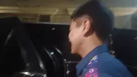 Putra bungsu Presiden Jokowi sekaligus Ketum PSI, Kaesang Pangarep memilih bungkam saat dicecar wartawan soal polemik jet pribadi yang digunakan bepergian ke AS bersama istrinya Erina Gudono. Kaesang langsung masuk mobil usai memimpin rapat di Kantor PSI, Jakarta, Rabu (4/9/2024) malam. (Merdeka.com)