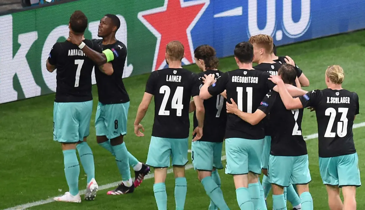 Hal respek lainnya dilakukan oleh kapten Timnas Austria, David Alaba kepada Marko Arnautovich usai menjebol gawang Makedonia Utara. Arnautovich membuat perayaan gol yang berbau rasis dan Alaba tidak tinggal diam melihatnya. (Foto: AFP/Pool/Mihai Barbu)