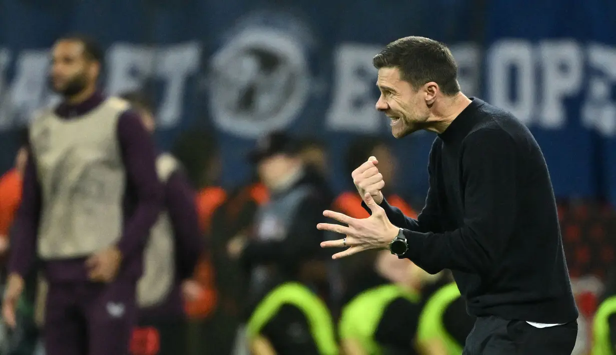 Pelatih Bayer Leverkusen, Xabi Alonso memberikan arahan kepada pemainnya saat laga leg kedua 16 besar Liga Europa 2023/2024 melawan Qarabag di BayArena, Leverkusen, Jerman, Jumat (15/03/2024) dini hari WIB. (AFP/Ina Fassbender)