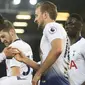 Pemain Tottenham Hotspur, Son Heung-min dan Harry Kane melakukan selebrasi usai membobol gawang Everton pada laga Premier League di Stadion Goodison Park, Minggu (23/12). Tottenham Hotspur menang 6-2 atas Everton. (AP/Jon Super)