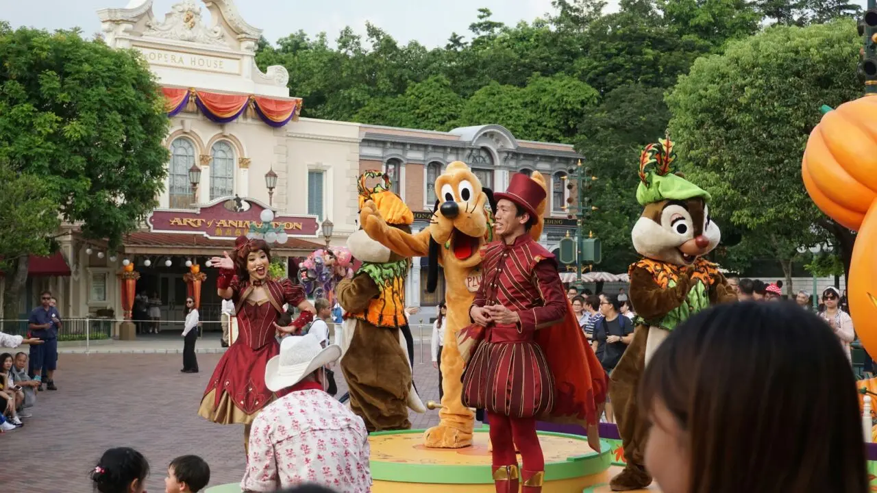 Dapatkan pengalaman Halloween seru dan sayang jika terlewatkan di Hong Kong Disneyland.