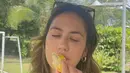 Pevita Pearce saat menikmati buah durian dengan mata tertutup. Artis keturunan Inggris ini mencoba durian untuk pertama kalinya, tulis Pevita Pearce di caption Instagram miliknya. (Instagram/pevpearce)