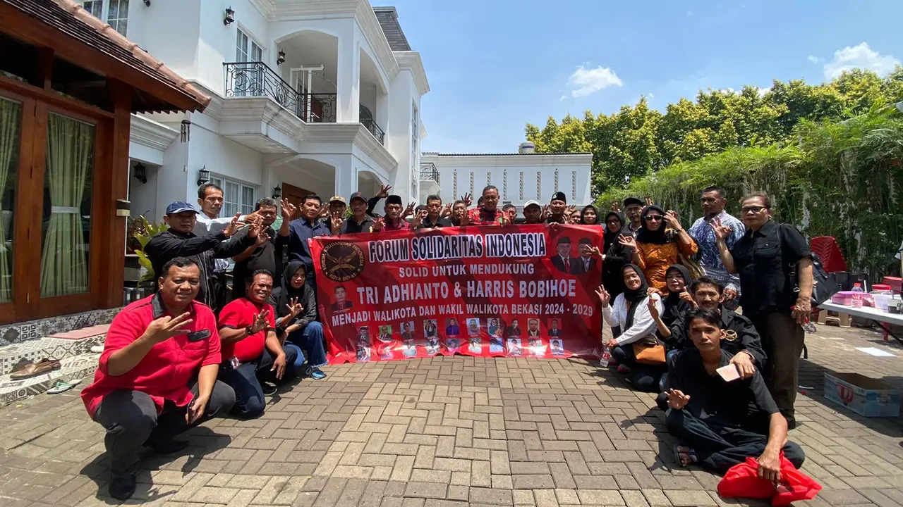 Relawan Mochtar Mohamad menyatakan dukungan untuk paslon nomor urut 1 Tri Adhianto-Harris Bobihoe sesuai instruksi M2. (Liputan6.com/Bam Sinulingga)