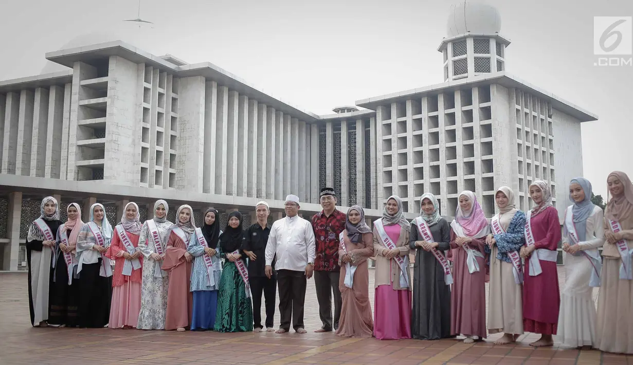 Kepala Protokol Masjid Istiqlal, Abu Hurairah, Corporate Secretary SCM Gilang Iskandar berpose bersama peserta Puteri Muslimah Asia 2018 saat tour Mesjid Istiqlal, Jakarta, Kamis (3/4). (Liputan6.com/Faizal Fanani)