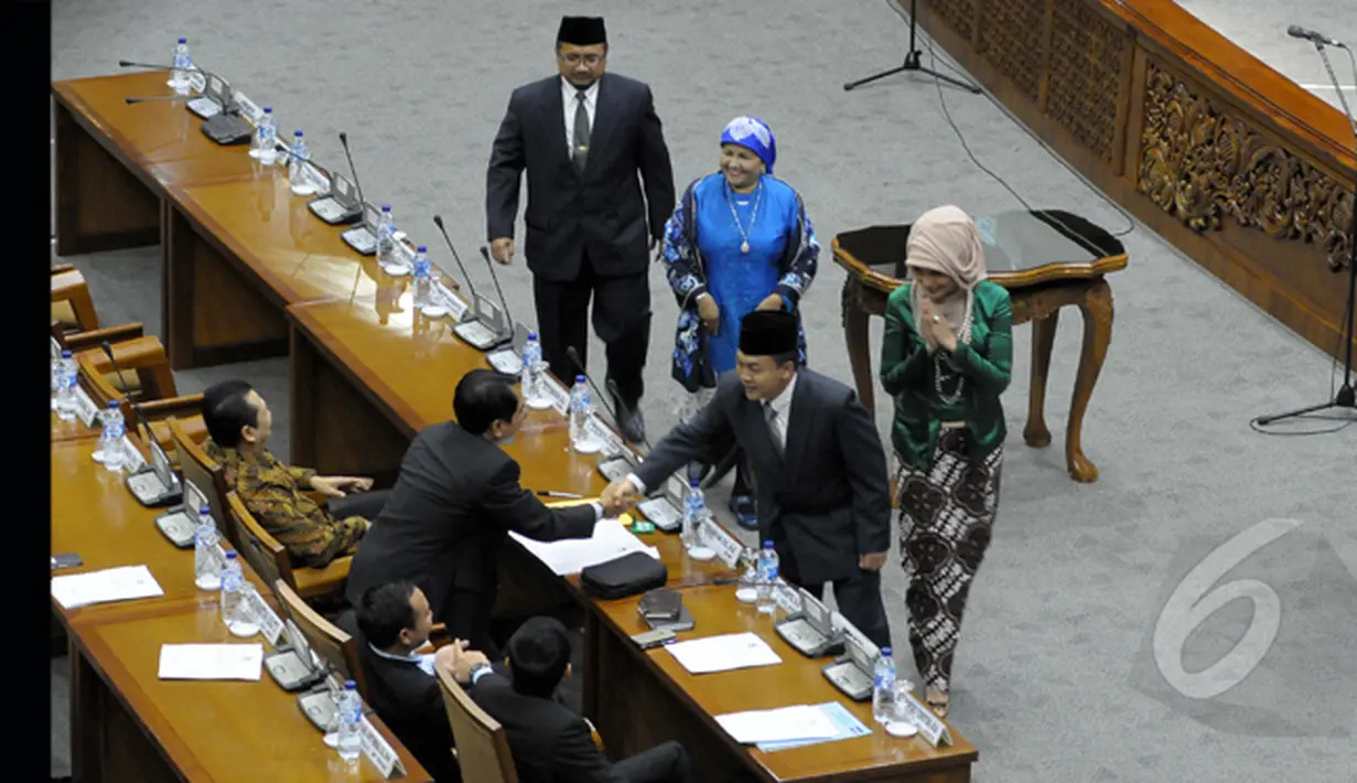 Arvin Hakim Thoha seusai dilantik menjadi anggota DPR RI Pengganti Antar Waktu (PAW) menyalami anggota DPR RI. Tampak Arzeti mengenakan gaun hijau, Jakarta, Selasa (27/01/2015). (Liputan6.com/Andrian M Tunay) 