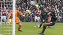 Pemain Manchester City, Raheem Sterling (kanan) gagal mencetak gol ke gawang Burnley pada lanjutan Premier League di Turf Moor Stadium, Burnley, (3/2/2018). Burnley tahan Manchester City 1-1. (Richard Sellers/PA via AP)