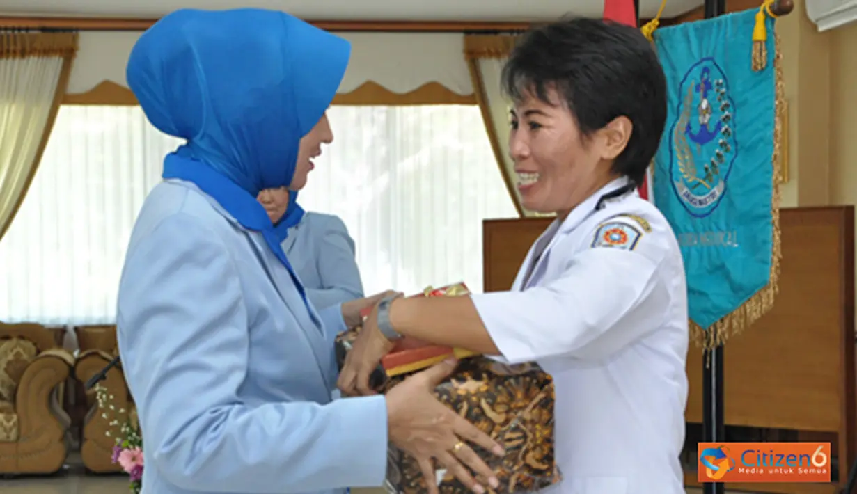 Citizen6, Surabaya: Dilaksanakan juga reorganisasi pengurus Jalasenastri Kobangdikal antara Kasi sosial dari Ny. Sudarmanto kepada Ny. Solechan dan Pabinhar dari Mayor Laut (KH) Munasita Halim kepada Mayor Laut (KH) Burhan.  (Pengirim: Penkobangdikal).