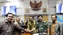 Menteri Pertahanan Ryamizard Ryacudu (ketiga kiri) bersama Panglima TNI Jenderal Hadi Tjahjanto (kedua kanan) berjabat tangan usai mengikuti rapat kerja dengan Komisi I DPR di Senayan, Jakarta, Kamis (7/6). (Liputan6.com/JohanTallo)