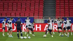 Para pemain Real Sociedad menghadiri sesi latihan menjelang matchday ketiga Grup D Liga Champions 2023/2024, di Luz stadium, Lisbon, Senin (23/10/2023). (Patricia DE MELO MOREIRA / AFP)