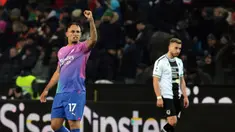 Pemain AC Milan Noah Okafor merayakan golnya ke gawang Udinese pada pertandingan sepak bola Serie A Liga Italia di Udine, Italia, Sabtu (20/1/2024). (Andrea Bressanutti/LaPresse via AP)