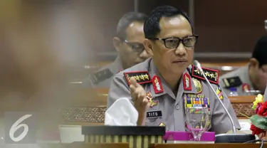 Kapolri Jenderal Tito Karnavian saat melakukan Rapat Kerja dengan Komisi III DPR di Kompleks Parlemen, Senayan, Jakarta, Rabu (31/8). Rapat tersebut membahas  revisi Undang-undang Terorisme. (Liputan6.com/Johan Tallo)