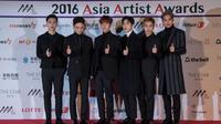 EXO berpose di karpet merah Asia Artist Awards 2016 di Seoul (16/11/2016). (AFP/Ed Jones)