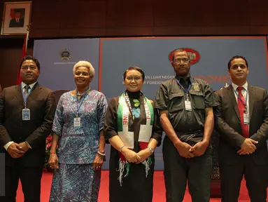 Menlu Retno LP Marsudi (tengah) berfoto bersama usai membuka kegiatan peringatan ke-60 Konferensi Asia Afrika (KAA) dan peringatan ke-10 New Asian-African Strategic Partnership (NAASP) di gedung Kemlu, Jakarta, Senin (9/11). (Liputan6.com/Faizal Fanani)