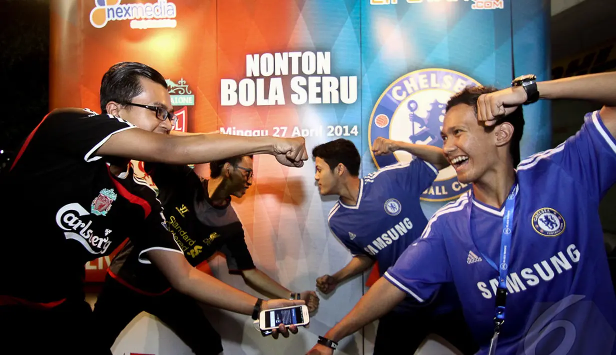 Para suporter bergaya di banner nonton bareng Liverpool vs Chelsea, Tanah Kusir, Jakarta, Minggu (27/4/2014)(Liputan6.com/Faizal Fanani).