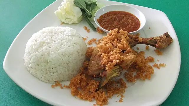 Seekor ayam goreng Kalasan