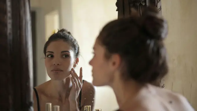 Jaga Kulit Kering Agar Tetap Glowing dengan Cleanser, Vitamin C, dan Sunscreen