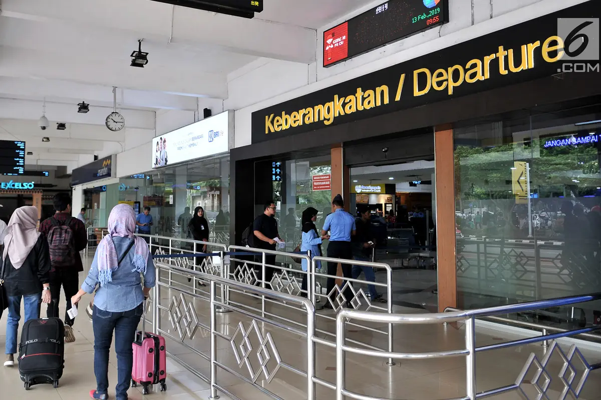 Penumpang Pesawat di Bandara Halim Perdanakusuma