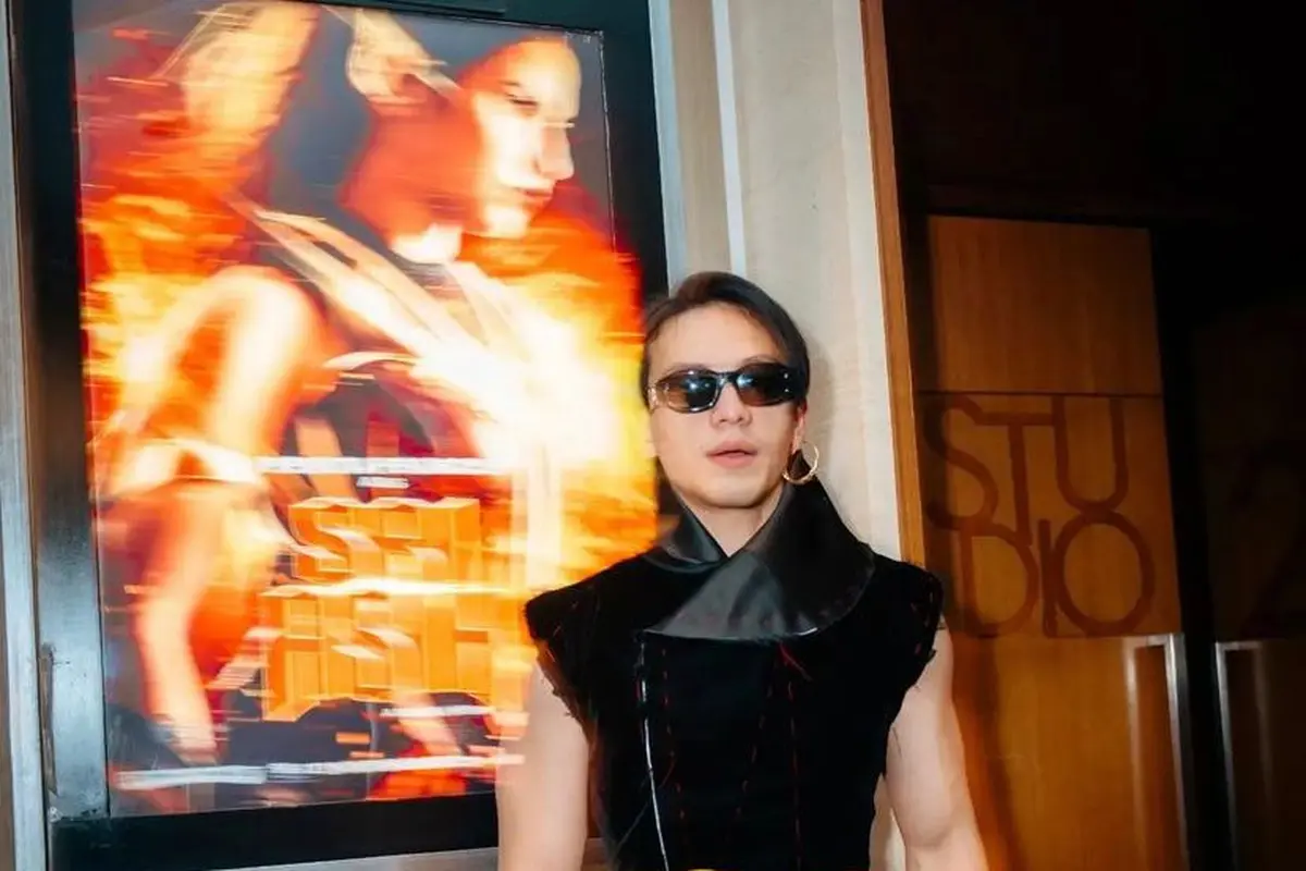 6 Potret Jefri Nichol Bergaya Genderless Fashion di Gala Premiere Sri Asih, Curi Perhatian Pakai Tanktop