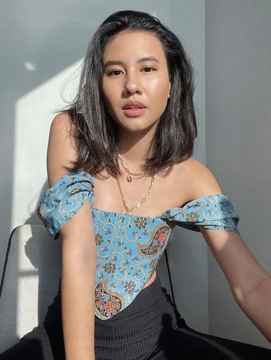 Shena Cinnamon tampil seksi dengan korset batik birunya. @shenacinnamon