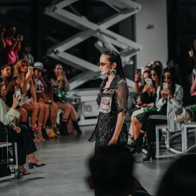 6 Potret Enzy Storia saat Catwalk di New York Fashion Week 2022, Banjir Pujian