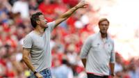 Aksi Pelatih Barcelona, Luis Enrique Martinez (kiri), saat bersua Liverpool, pada laga International Champions Cup (ICC) 2016, di Stadion Wembley (6/8/2016). Enrique kesal saat ditanya terkait kariernya di Real Madrid.  (Reuters/John Sibley)