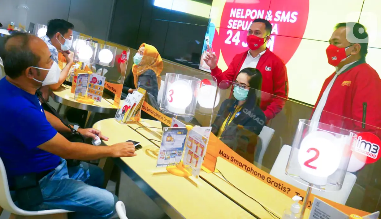 SVP-Head of Retail & Device Management Indosat Ooredoo M. Andre Reinaldy H (kiri) dan SVP-Head of Region Jabotabek Eric Danari (kanan) berbincang dengan pelanggan pada pada Harpelnas 2021 di gerai Indosat Ooredoo Mall Kota Kasablanka, Jakarta, Sabtu (04/9/2021). (Liputan6.com/HO/Rizki)