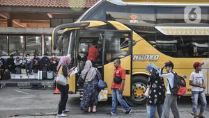 Calon penumpang menaiki bus AKAP di loket Terminal Kampung Rambutan, Jakarta Timur, Selasa (20/12/2022). Petugas Dinas Perhubungan Terminal Kampung Rambutan mengatakan jumlah penumpang tujuan kota di Sumatera, Jawa, dan Bali mengalami peningkatan hampir 10 persen dibandingkan hari biasa jelang liburan Natal 2022 dan Tahun Baru 2023. (merdeka.com/Iqbal S. Nugroho)