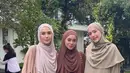 Lesty Kejora, Adelia Pasha, dan Hamidah tampil dengan gamis warna earth tone model polos. Disesuaikan dengan warna kerudungnya. [@adeliapasha]
