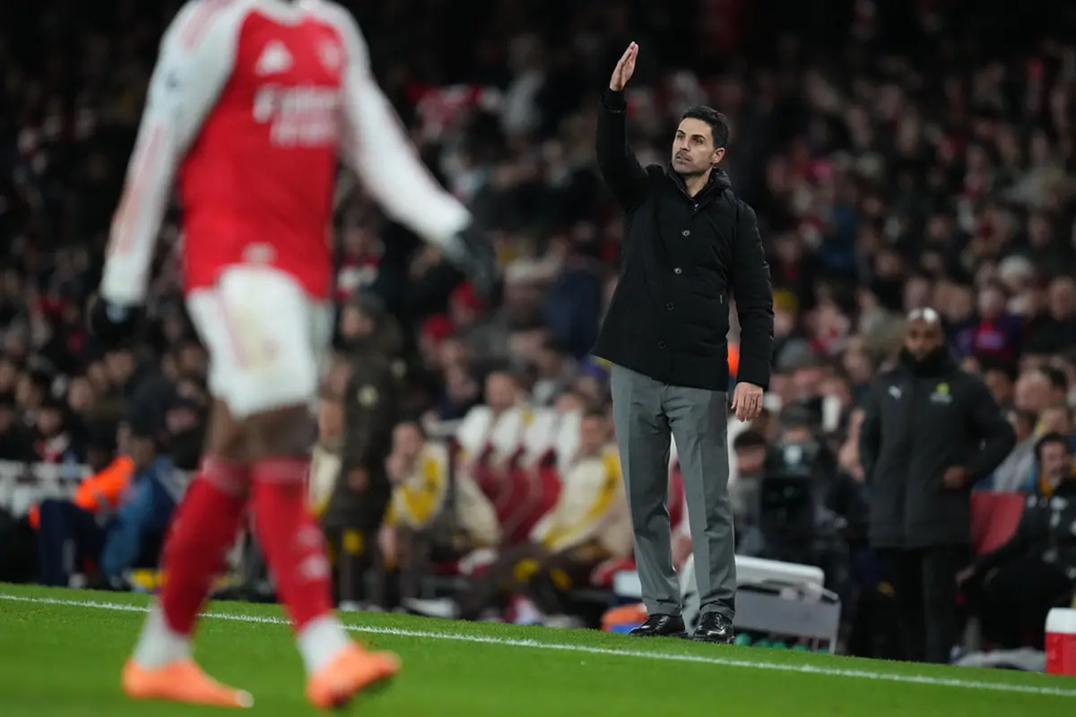 Mikel Arteta memberikan instruksi pada skuad Arsenal di laga kontra Brenfford di Emirates Stadium, Kamis (04/12/2025) dini hari WIB. (AP Photo/Kirsty Wigglesworth)
