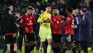 Senne Lammens menjadi pemain lain yang tak kalah penting dalam kemenangan Manchester United atas Everton di Liga Inggris 2025/2026 pada Senin (23/02/2026) waktu setempat. (AFP/Paul Ellis)