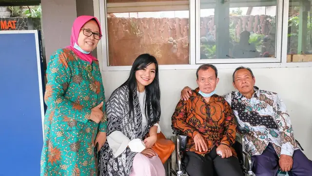 Titi Kamal berkunjung ke SMP dan SMA tempatnya sekolah dulu