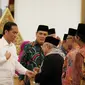 Presiden Joko Widodo menerima Ketua Umum MUI KH. Ma'ruf Amin dan sejumlah undangan lainnya sebelum melakukan pertemuan di Istana Merdeka, Jakarta, Selasa (1/11). (Liputan6.com/Faizal Fanani)