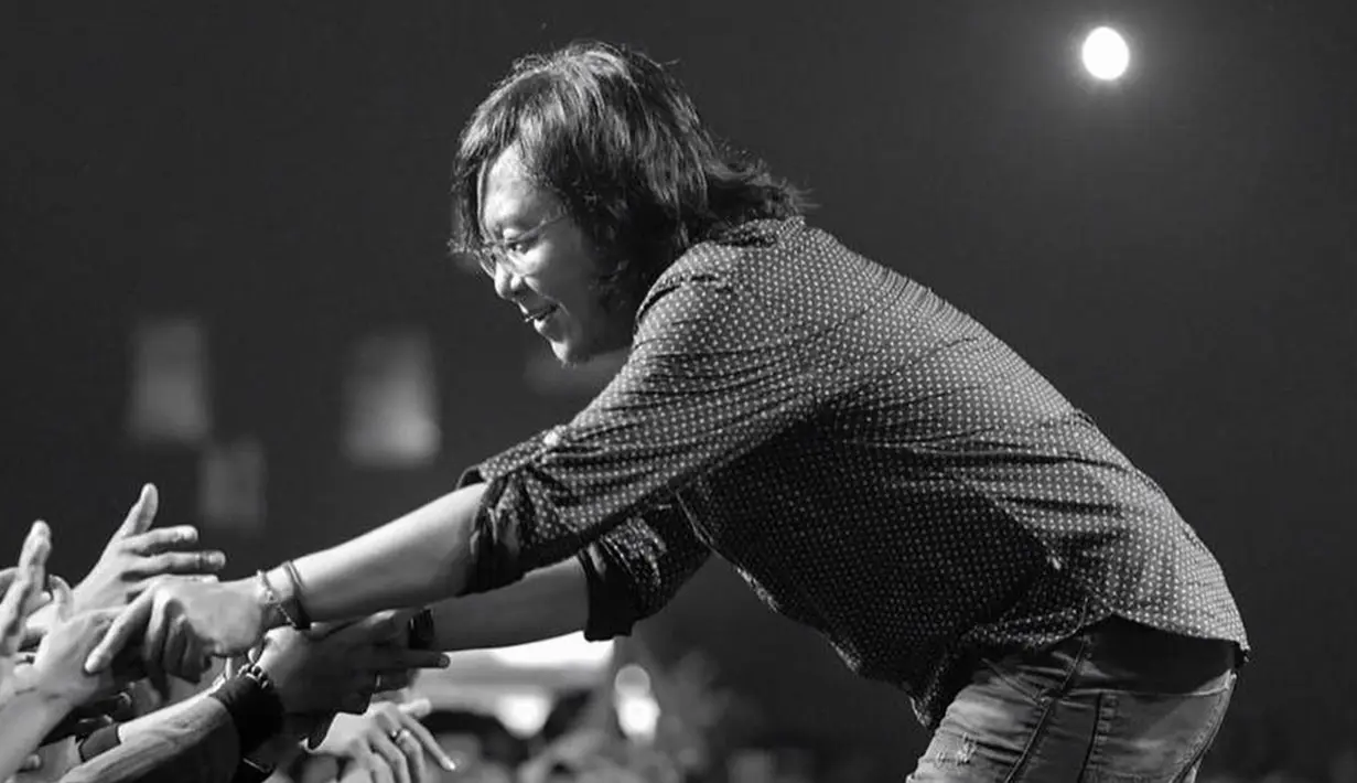 Usai tampil di atas panggung, tak lupa pelantun lagu "Cintailah Aku Sepenuh Hati" ini menyapa para penontonnya. Ia tak sungkan bersalaman dengan para penggemarnya. (Liputan6.vom/IG/@ari_lasso)