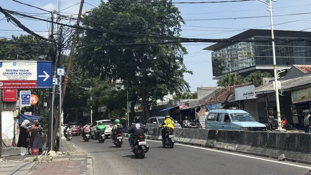 Tiang-Tiang Miring di Jalanan Jakarta