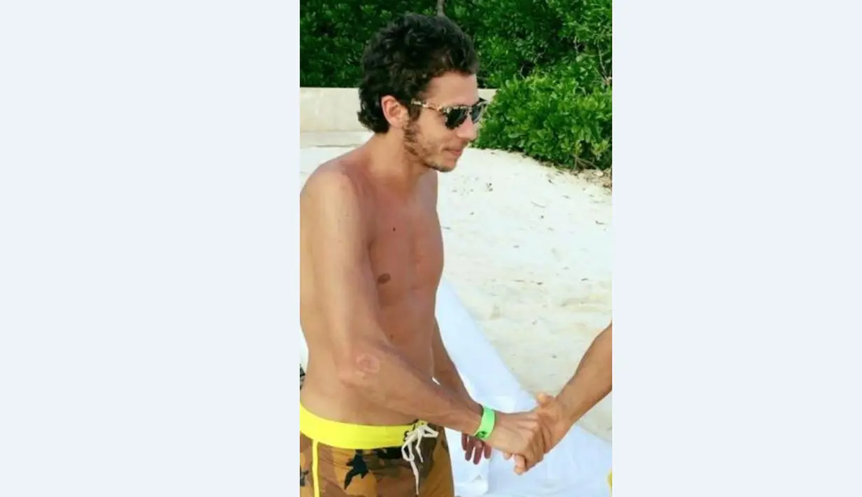 Valentino Rossi berlibur di salah satu pantai di Meksiko bersama kekasihnya, Linda Morselli. (Facebook)