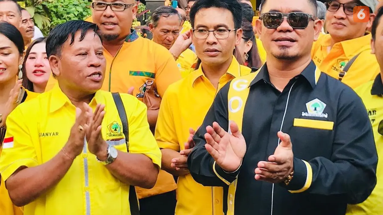 I Wayan Mariyana Wandhira (Kemeja Hitam), Ketua DPD II Golkar Denpasar