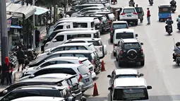 Kendaraan roda empat parkir di bahu Jalan Pramuka, Jakarta, Jumat (20/11). Banyaknya kendaraan pribadi yang parkir di kawasan tersebut menjadi salah satu penyebab kemacetan. terutama saat pagi hingga siang hari. (Liputan6.com/Immanuel Antonius)