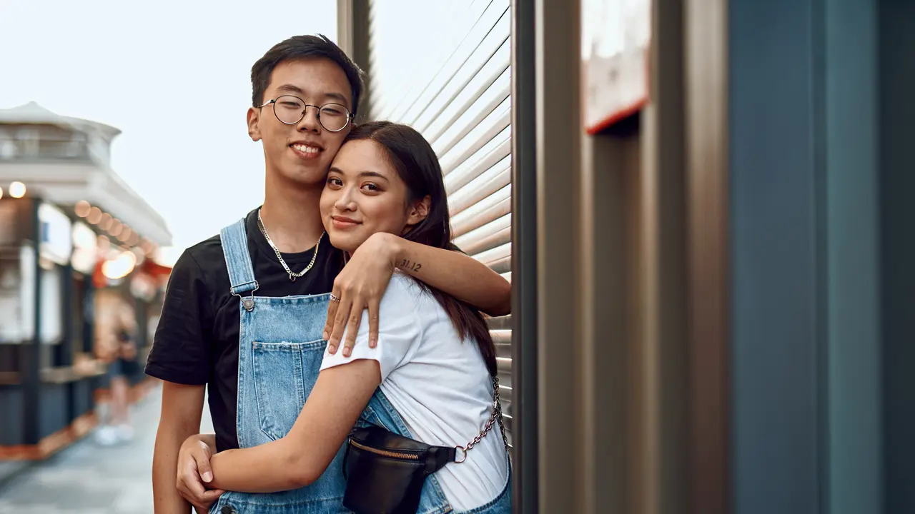 pasangan cinta bahagia kencan