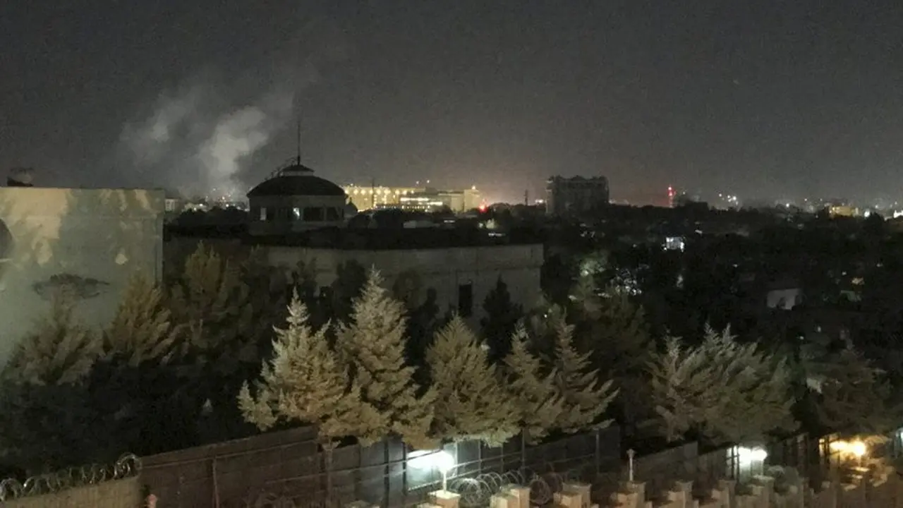 Gumpalan asap di dekat Kedutaan AS di Kabul, Afghanistan pada Rabu, 11 September 2019. (AP/Cara Anna)