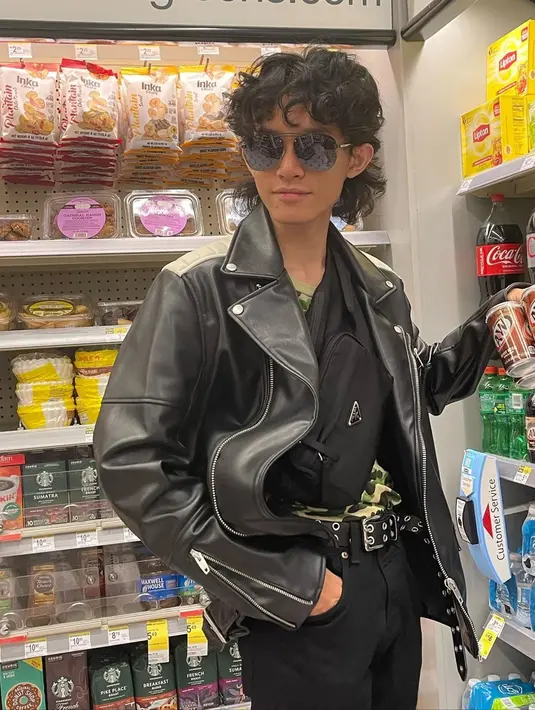 Gaya Rizky selama liburan dengan rambut gondrong ini curi perhatian. Apalagi busananya yang seperti rocker ini pun makin terlihat keren. Ditambah dengan kacamata hitam yang selalu dipakainya, menambah kesan nyentrik.