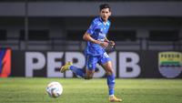 Pemain Persib Bandung, Ryan Kurnia menggiring bola pada laga lanjutan pekan ke-3 BRI Liga 1 2023/2024 antara Persib Bandung melawan Dewa United FC di Stadion Gelora Bandung Lautan Api (GBLA), Bandung, Jumat (14/07/2023). (Bola.com/Bagaskara Lazuardi)